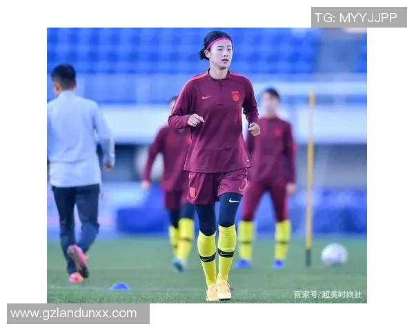 时尚女生必备足球明星同款衬衫让你瞬间提升魅力与气质